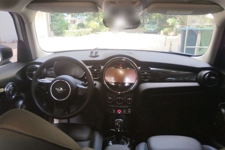 Used MINI 2023 Updated 1.5T COOPER Artist Five-Door Edition Center Console