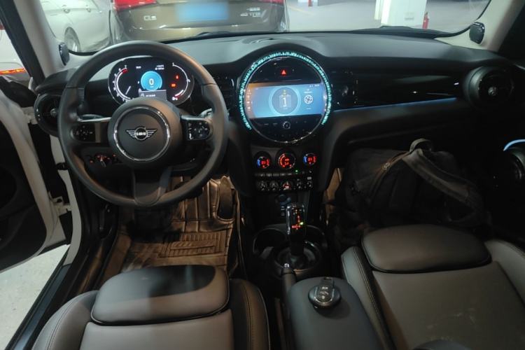Used MINI 2023 Updated 1.5T COOPER Artist Five-Door Edition Center Console