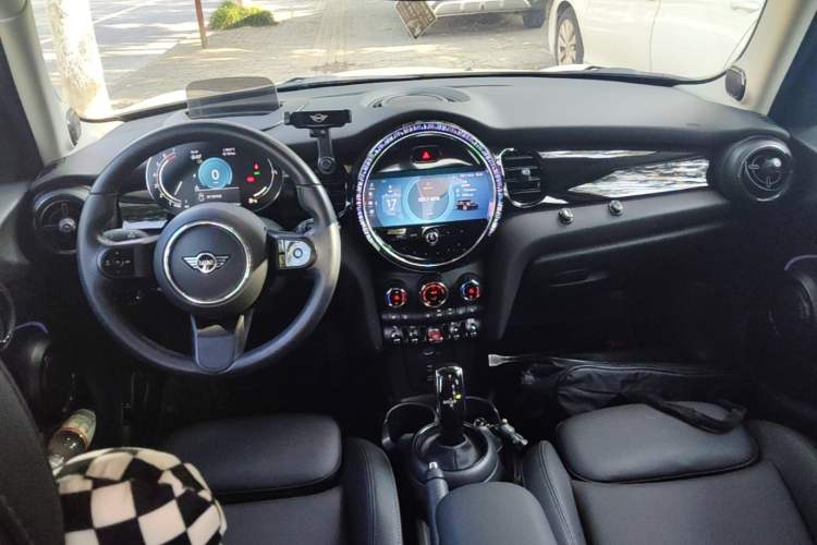 Used MINI 2023 1.5T COOPER Artist Five-Door Edition Center Console