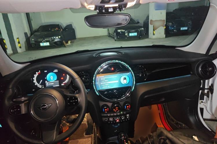 Used MINI 2023 Updated 1.5T COOPER Artist Five-Door Edition Center Console