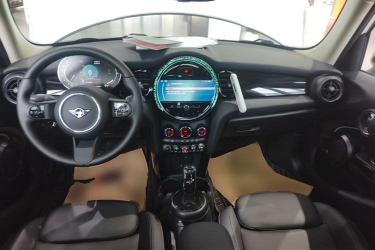 Used MINI 2023 Updated 1.5T COOPER Artist Five-Door Edition Center Console
