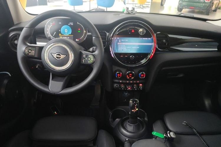Used MINI 2023 Updated 1.5T COOPER Artist Five-Door Edition Center Console