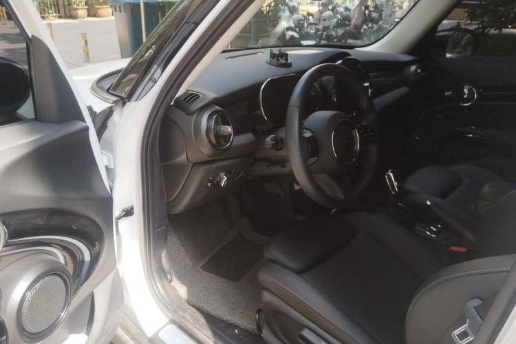 Used MINI 2023 Updated 1.5T COOPER Artist Five-Door Edition Driver Seat
