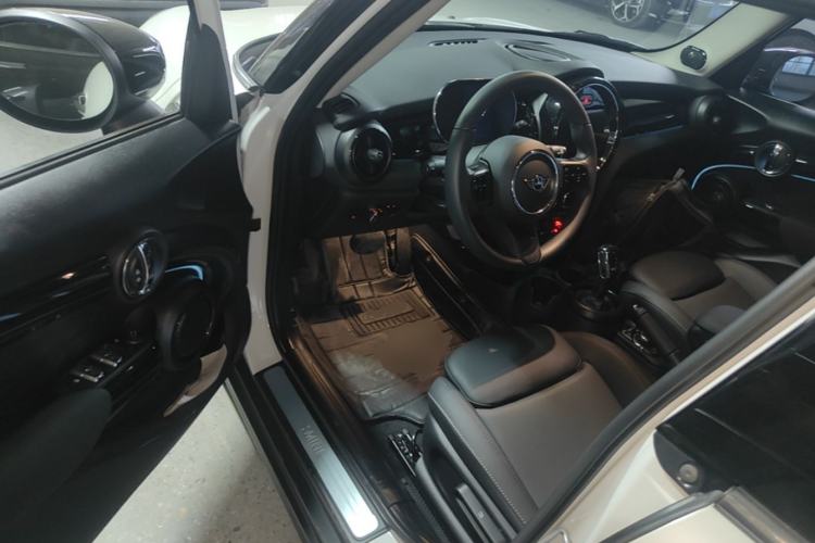 Used MINI 2023 Updated 1.5T COOPER Artist Five-Door Edition Driver Seat