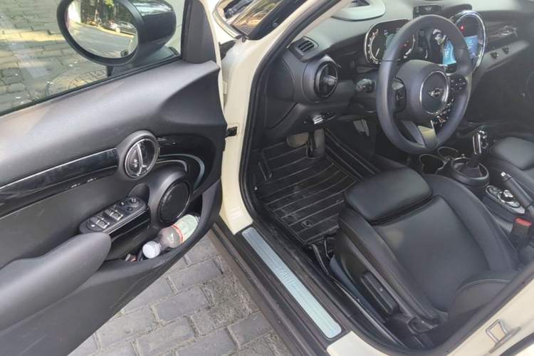 Used MINI 2023 1.5T COOPER Artist Five-Door Edition Driver Seat