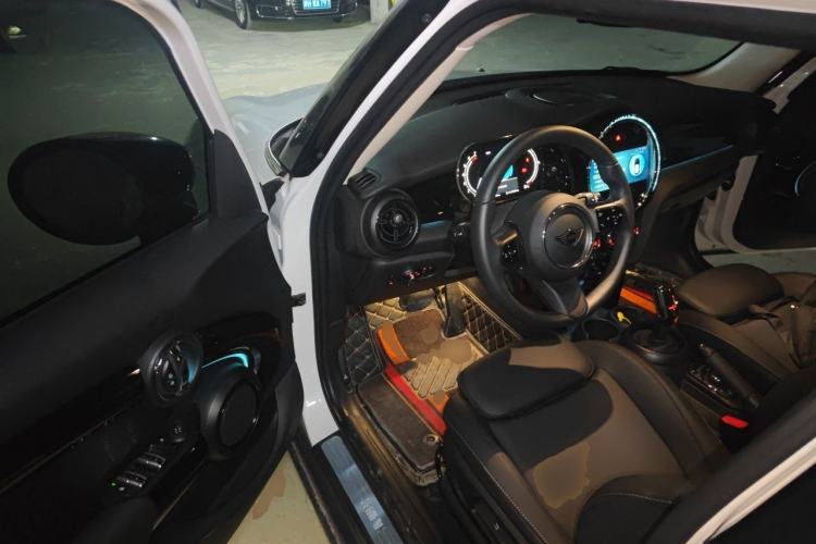 Used MINI 2023 Updated 1.5T COOPER Artist Five-Door Edition Driver Seat