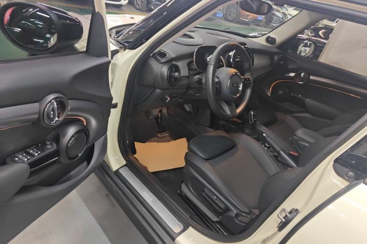 Used MINI 2023 1.5T COOPER Artist Five-Door Edition Driver Seat