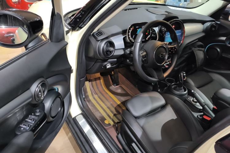 Used MINI 2023 1.5T COOPER Artist Five-Door Edition Driver Seat