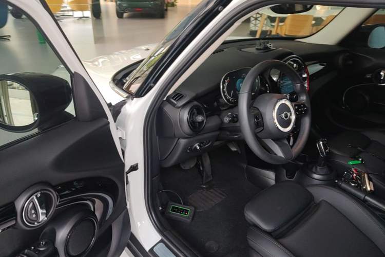 Used MINI 2023 Updated 1.5T COOPER Artist Five-Door Edition Driver Seat