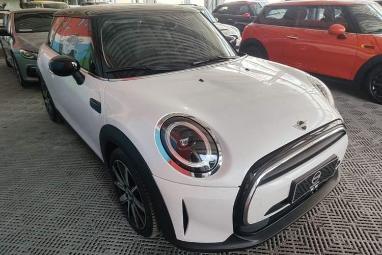 Used MINI 2023 Updated 1.5T COOPER Artist Front Right 45 Deg