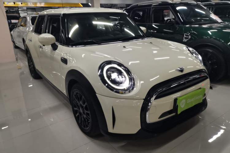 Used MINI 2023 1.5T ONE Five-Door Edition Front Right 45 Deg