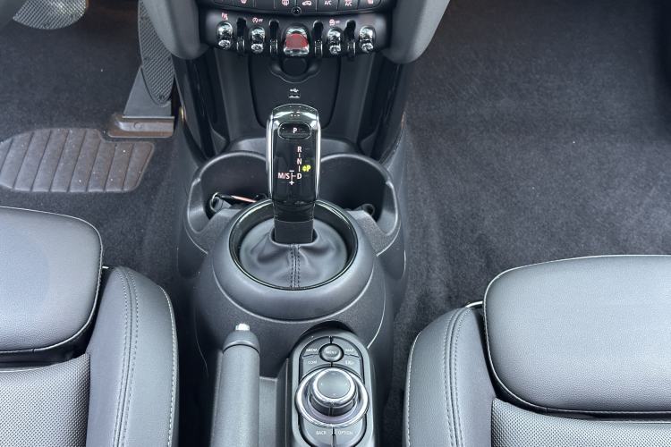 Used MINI 2023 Updated 1.5T COOPER Artist Five-Door Edition Gear Lever