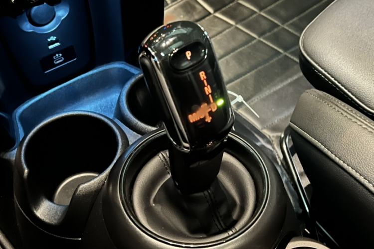 Used MINI 2023 Updated 1.5T COOPER Artist Five-Door Edition Gear Lever