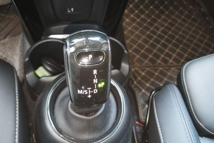 Used MINI 2023 Updated 1.5T COOPER Artist Five-Door Edition Gear Lever