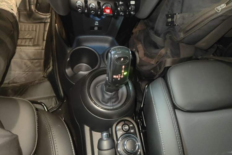 Used MINI 2023 Updated 1.5T COOPER Artist Five-Door Edition Gear Lever