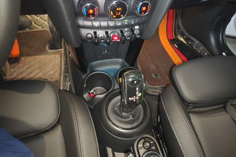 Used MINI 2023 Updated 1.5T COOPER Artist Five-Door Edition Gear Lever
