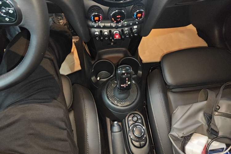 Used MINI 2023 1.5T COOPER Artist Five-Door Edition Gear Lever