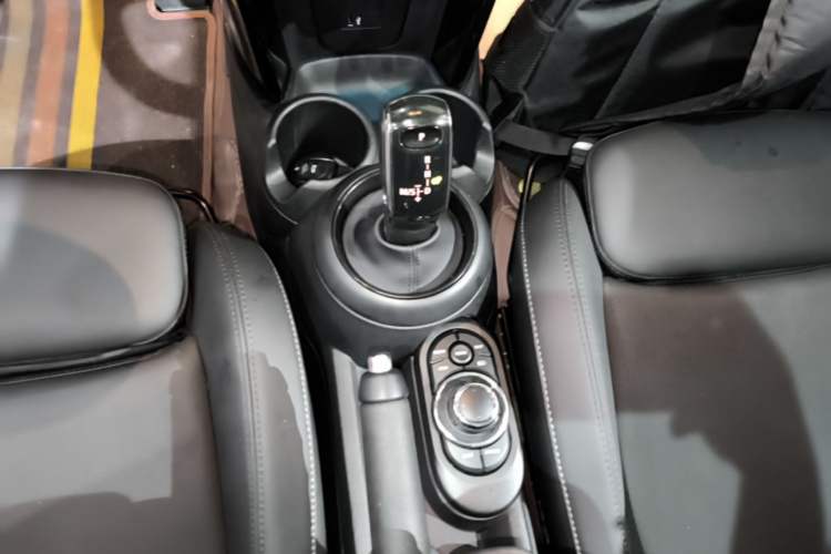 Used MINI 2023 1.5T COOPER Artist Five-Door Edition Gear Lever