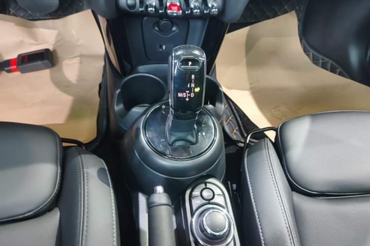 Used MINI 2023 Updated 1.5T COOPER Artist Five-Door Edition Gear Lever