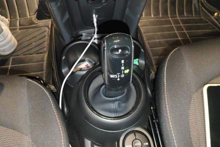 Used MINI 2023 1.5T ONE Five-Door Edition Gear Lever