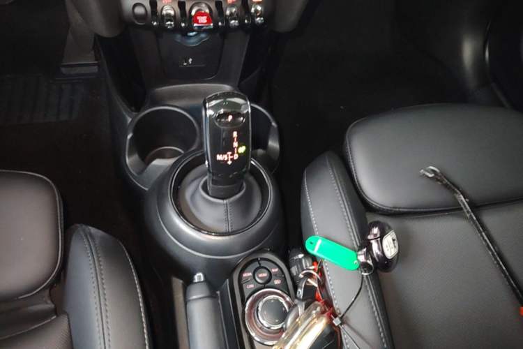 Used MINI 2023 Updated 1.5T COOPER Artist Five-Door Edition Gear Lever