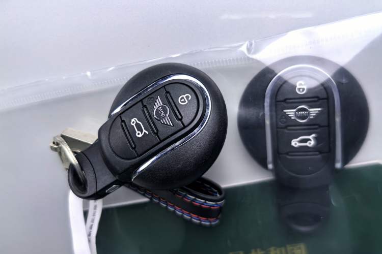 Used MINI 2023 Updated 2.0T COOPER S Artist Interior 1