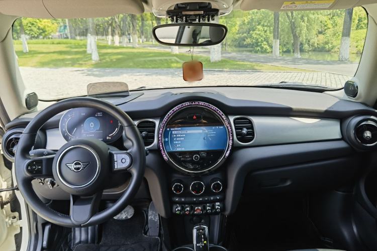 Used MINI 2023 1.5T COOPER Artist Interior 1