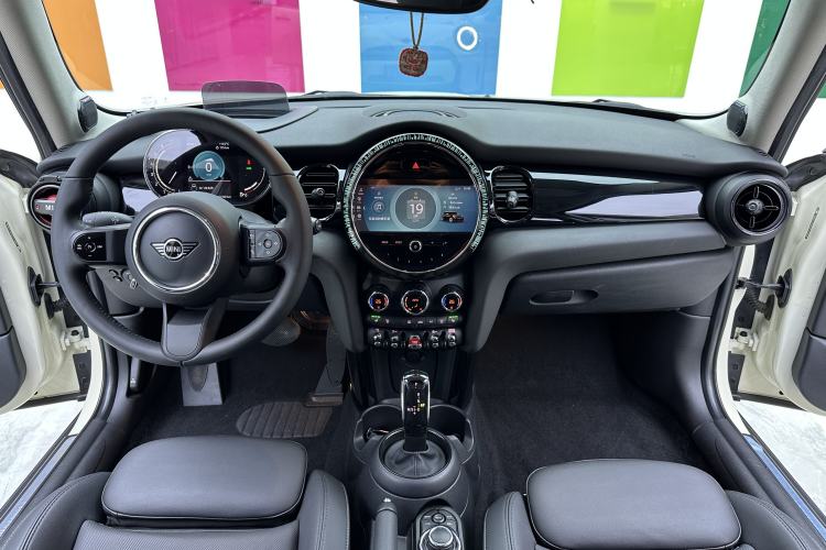 Used MINI 2023 Updated 1.5T COOPER Artist Five-Door Edition Interior 2