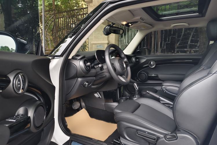 Used MINI 2023 Updated 1.5T COOPER Artist Interior 3