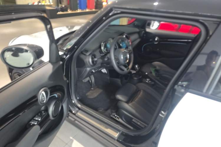 Used MINI 2023 Facelift 2.0T COOPER S Artist Five-Door Edition Interior 3