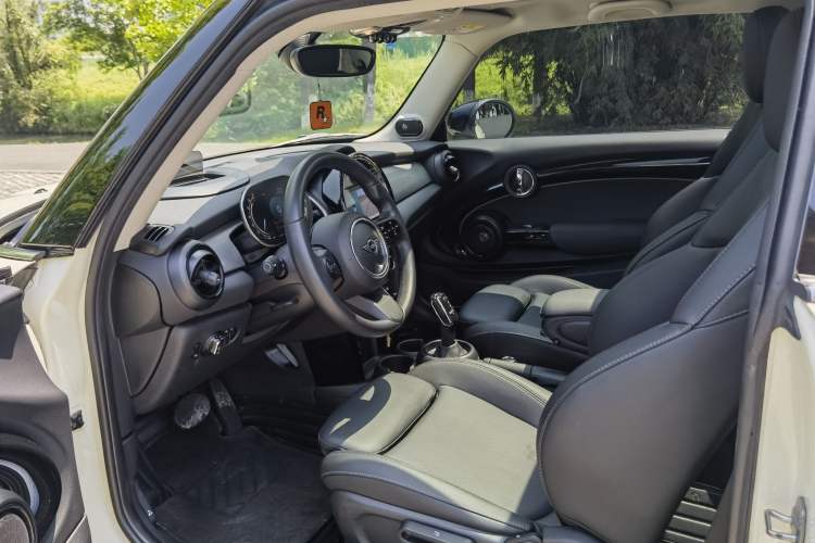 Used MINI 2023 1.5T COOPER Artist Interior 3