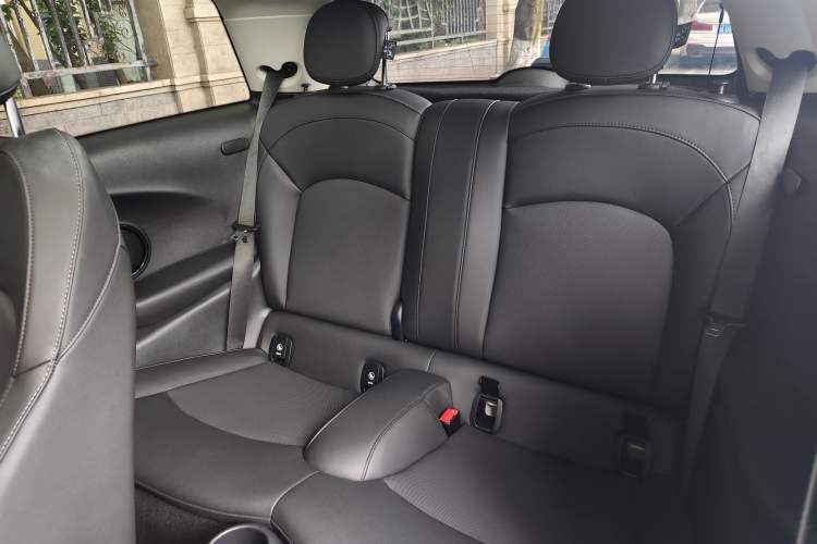 Used MINI 2023 Updated 1.5T COOPER Artist Interior 4