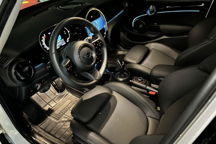 Used MINI 2023 Updated 1.5T COOPER Artist Five-Door Edition Interior 5