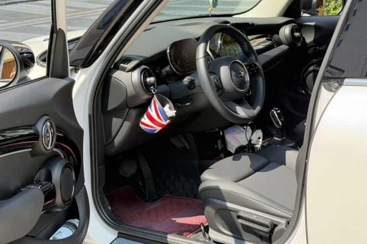 Used MINI 2023 Updated 1.5T COOPER Artist Five-Door Edition Interior 8
