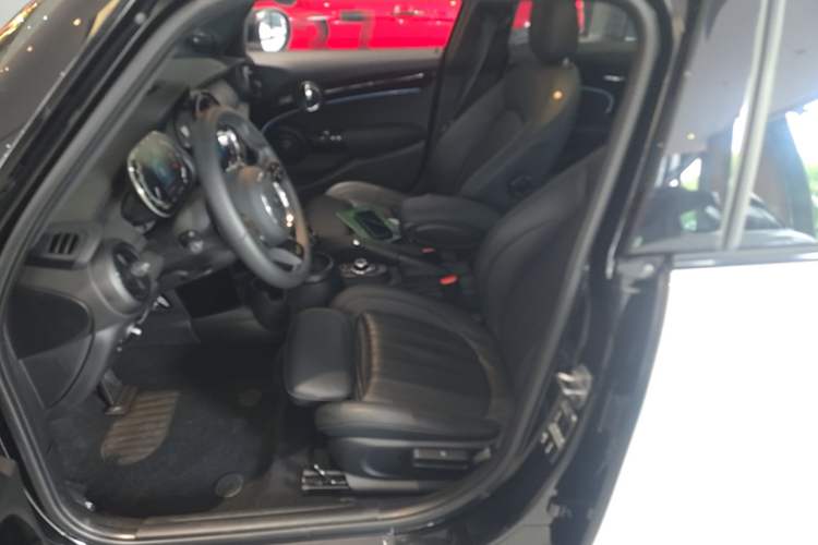 Used MINI 2023 Facelift 2.0T COOPER S Artist Five-Door Edition Left Front Seat