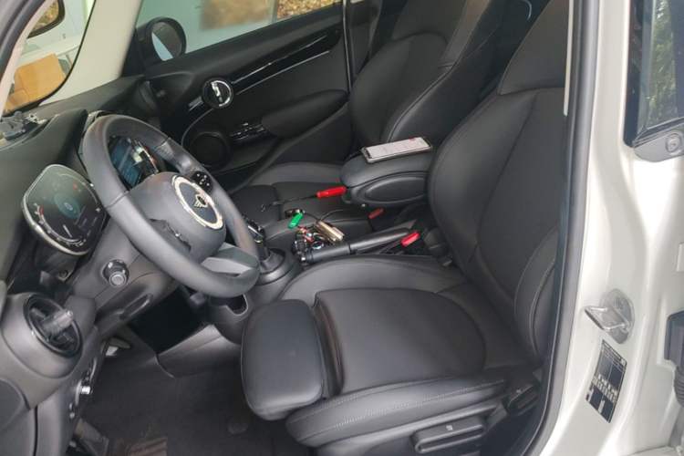 Used MINI 2023 Updated 1.5T COOPER Artist Five-Door Edition Left Front Seat