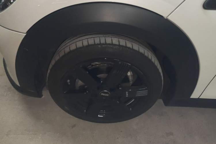 Used MINI 2023 Updated 1.5T COOPER Artist Five-Door Edition Left Front Wheel Hub