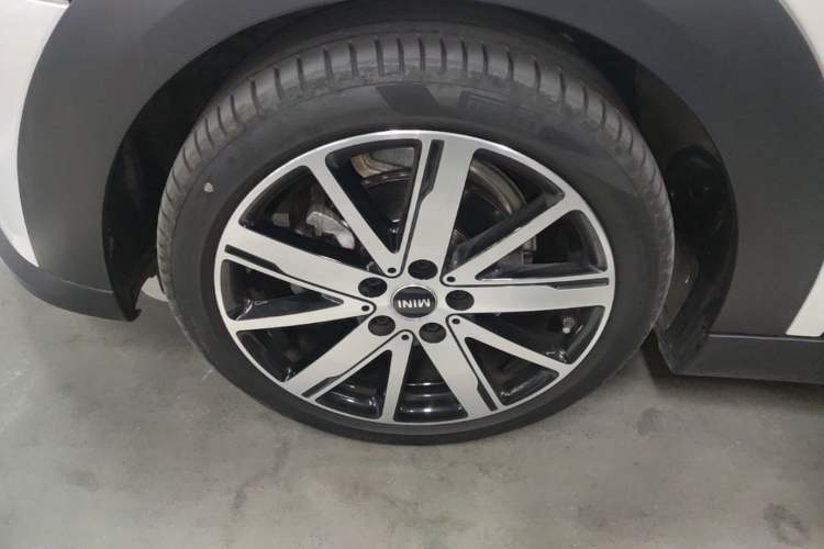 Used MINI 2023 Updated 1.5T COOPER Artist Five-Door Edition Left Front Wheel Hub