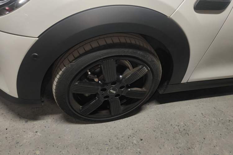 Used MINI 2023 Updated 1.5T COOPER Artist Five-Door Edition Left Front Wheel Hub