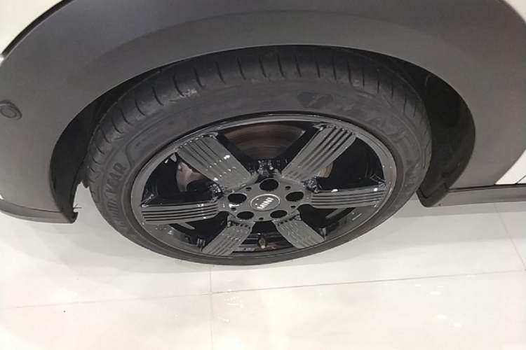 Used MINI 2023 1.5T COOPER Artist Five-Door Edition Left Front Wheel Hub