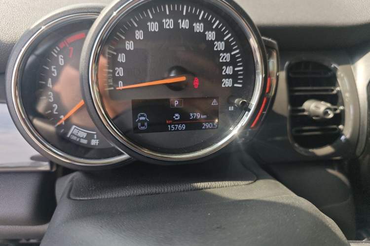 Used MINI 2023 1.5T ONE Odometer Close Up