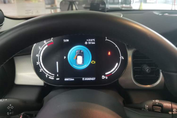 Used MINI 2023 1.5T COOPER Artist Odometer Close Up