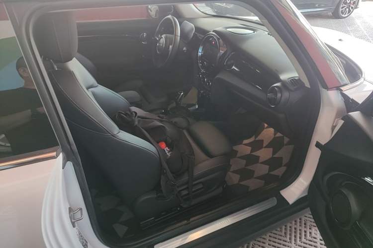 Used MINI 2023 Updated 1.5T COOPER Artist Right Front Seat