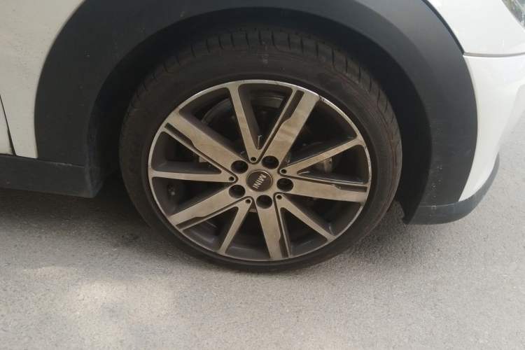 Used MINI 2023 Updated 1.5T COOPER Artist Five-Door Edition Right Front Wheel Hub