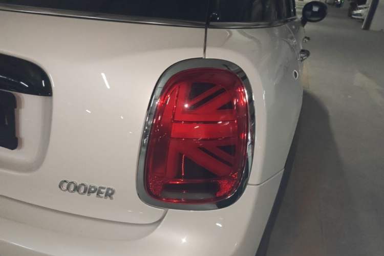 Used MINI 2023 Updated 1.5T COOPER Artist Five-Door Edition Right Rear Taillight