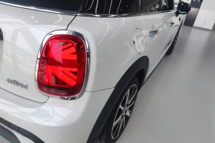 Used MINI 2023 Updated 1.5T COOPER Artist Five-Door Edition Right Rear Taillight