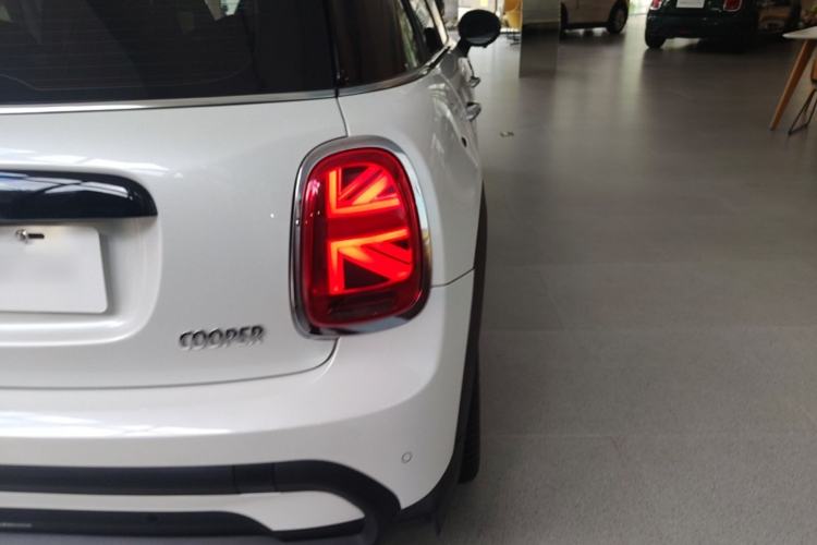 Used MINI 2023 Updated 1.5T COOPER Artist Five-Door Edition Right Rear Taillight