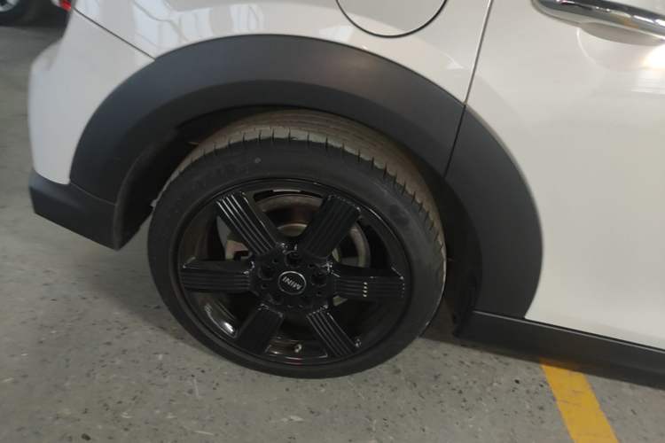 Used MINI 2023 Updated 1.5T COOPER Artist Five-Door Edition Right Rear Wheel Hub