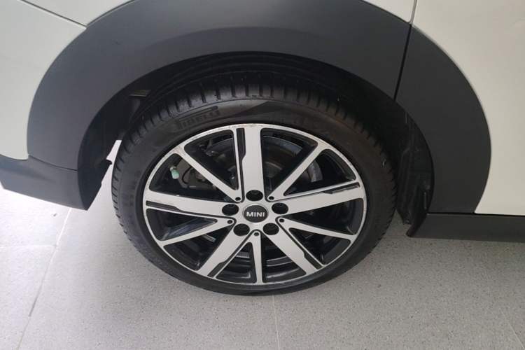 Used MINI 2023 Updated 1.5T COOPER Artist Five-Door Edition Right Rear Wheel Hub