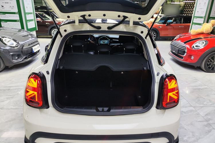 Used MINI 2023 Updated 1.5T COOPER Artist Five-Door Edition Trunk